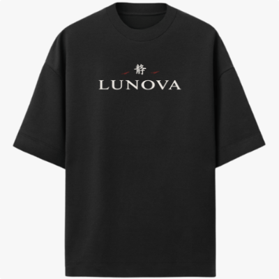 Camiseta com estampa frontal de texto "LUNOVA" com símbolo acima e estampa traseira de lanterna japonesa sob árvore de cerejeira com lua vermelha ao fundo.