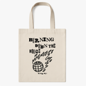 Ecobag com estampa frontal de letras em diferentes tipos formando a frase "Burning Down the House" e uma esfera em chamas abaixo, acompanhada de sigla.