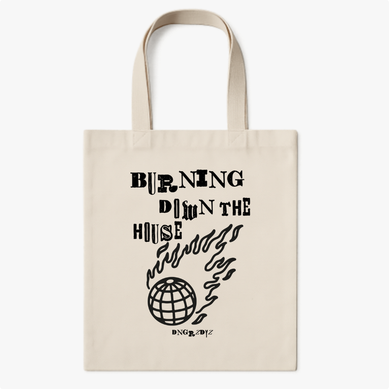 Ecobag com estampa frontal de letras em diferentes tipos formando a frase "Burning Down the House" e uma esfera em chamas abaixo, acompanhada de sigla.