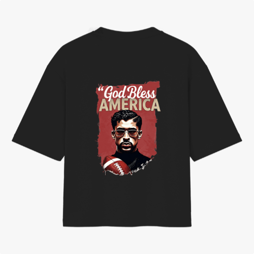 Camiseta com estampa frontal de texto "God Bless America Born 2000" e estampa traseira de ilustração de homem com óculos segurando bola de futebol americano.