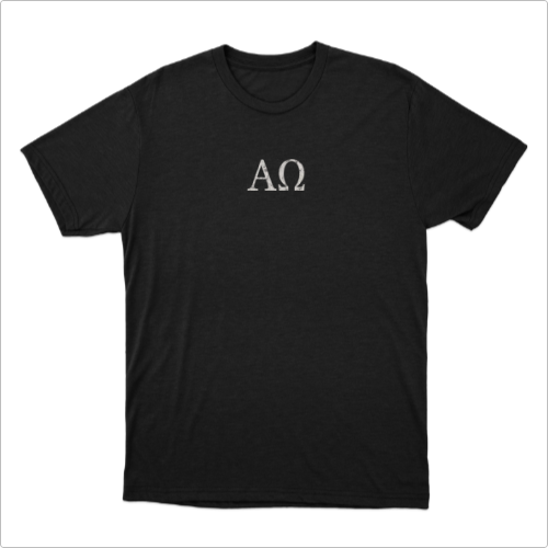 Camiseta com estampa frontal de "AΩ" e estampa traseira de "AΩ" acompanhada da frase "Eu sou o Alfa e o Ômega, o princípio e o fim" Ap. 22:13.