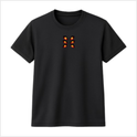 Camiseta com estampa frontal de seis olhos estilizados, dispostos em três pares verticais, cada um com detalhes chamativos no centro e bordas marcantes.