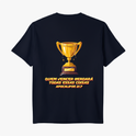 Camiseta com estampa frontal de troféu dourado pequeno e estampa traseira de troféu maior com texto "QUEM VENCER HERDARÁ TODAS ESSAS COISAS APOCALIPSE 21:7".