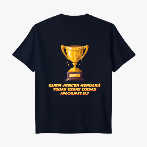 Camiseta com estampa frontal de troféu dourado pequeno e estampa traseira de troféu maior com texto "QUEM VENCER HERDARÁ TODAS ESSAS COISAS APOCALIPSE 21:7".
