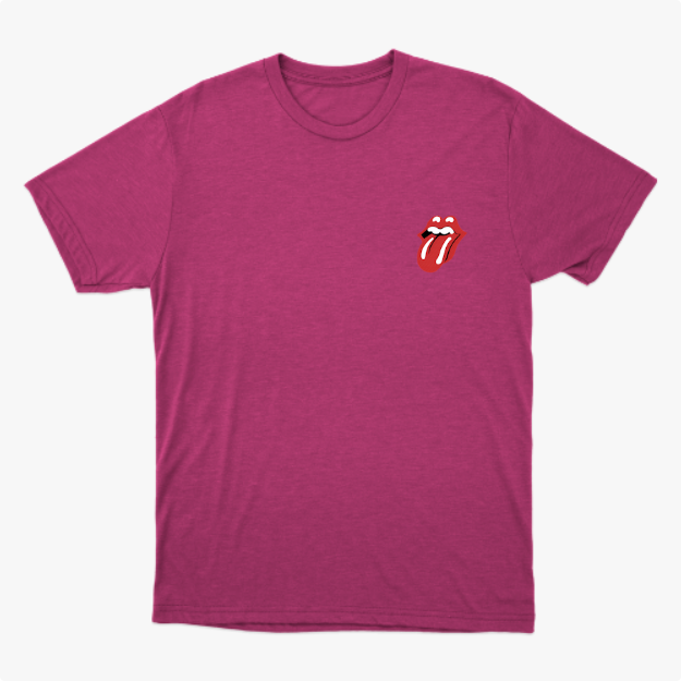 Camiseta com estampa frontal de boca com lábios entreabertos e língua para fora, criando um visual icônico e arrojado na parte superior esquerda.