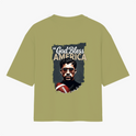 Camiseta com estampa frontal de texto "God Bless America Born 2000" e estampa traseira de ilustração de homem com óculos segurando bola de futebol americano.