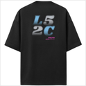 Camiseta com estampa frontal de “L5 2C” em estilo pixelizado e texto menor em roxo, e estampa traseira ampliada do mesmo texto com caracteres adicionais.
