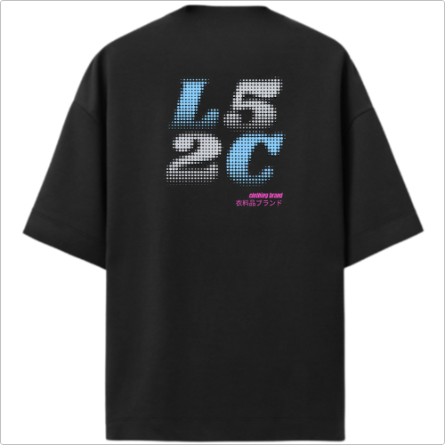 Camiseta com estampa frontal de “L5 2C” em estilo pixelizado e texto menor em roxo, e estampa traseira ampliada do mesmo texto com caracteres adicionais.