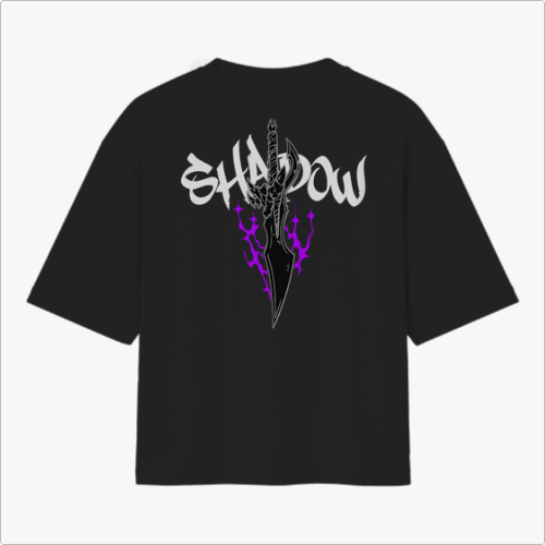 Camiseta com estampa frontal de figura estilizada meditando em tons vibrantes e estampa traseira de faca envolta em raios, acompanhada da palavra "Shadow".