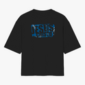 Camiseta com estampa frontal de "Jesus Cristo" em efeito desgastado e estampa traseira ampliada do mesmo motivo com visual rústico.