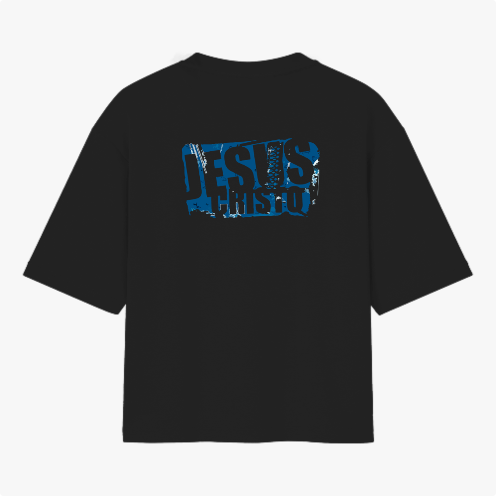 Camiseta com estampa frontal de "Jesus Cristo" em efeito desgastado e estampa traseira ampliada do mesmo motivo com visual rústico.