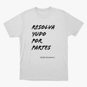 Camiseta com estampa frontal de texto estilizado "RESOLVA TUDO POR PARTES" seguido pela assinatura "-Gisele Sincerona".