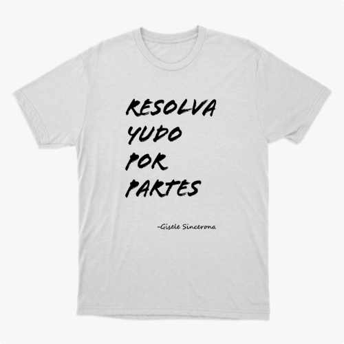 Camiseta com estampa frontal de texto estilizado "RESOLVA TUDO POR PARTES" seguido pela assinatura "-Gisele Sincerona".