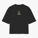 Camiseta com estampa frontal de coelho estilizado sobre a palavra "Dominus" e estampa traseira com texto "Medusa", foto clássica e elementos gráficos modernos.
