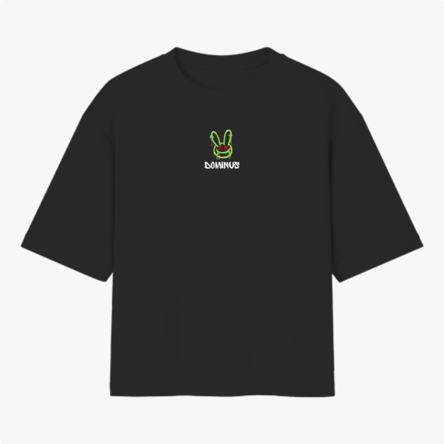 Camiseta com estampa frontal de coelho estilizado sobre a palavra "Dominus" e estampa traseira com texto "Medusa", foto clássica e elementos gráficos modernos.