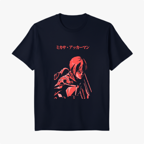 Camiseta com estampa frontal de personagem em traços estilizados, cabelos curtos, ombreira detalhada e inscrições em caracteres japoneses no topo.
