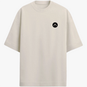 Camiseta com estampa frontal de logo minimalista circular e estampa traseira de skatista sobre ruínas urbanas e círculo abstrato.
