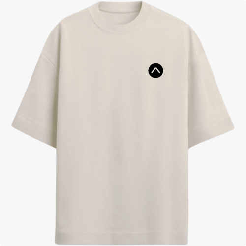 Camiseta com estampa frontal de logo minimalista circular e estampa traseira de skatista sobre ruínas urbanas e círculo abstrato.