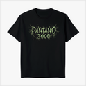Camiseta com estampa frontal de texto estilizado "PÂNTANO 3000", apresentando um efeito visual de vegetação ou raízes, simulando uma textura orgânica.