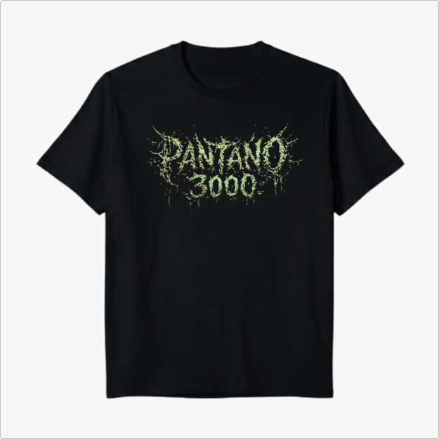 Camiseta com estampa frontal de texto estilizado "PÂNTANO 3000", apresentando um efeito visual de vegetação ou raízes, simulando uma textura orgânica.