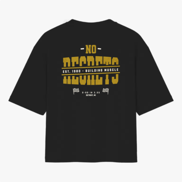 Camiseta com estampa traseira de texto em fonte estilizada "NO REGRETS", com detalhes como "EST. 1980 - BUILDING MUSCLE", duas bandeiras e "DETROIT, MI".