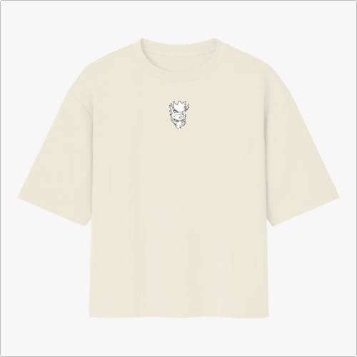 Camiseta com estampa frontal de rosto tribal minimalista e estampa traseira de montagem detalhada de criaturas míticas sobrepostas com feições impactantes.