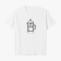 Camiseta com estampa frontal de cafeteira tipo prensa francesa desenhada de forma minimalista, acompanhada da frase "BUT FIRST, COFFEE" em letras discretas.