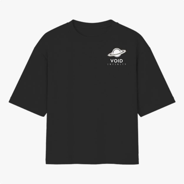 Camiseta com estampa frontal de um planeta com os dizeres "Void Infinity" e estampa traseira do mesmo planeta sobre fundo de linhas com repetição do texto.