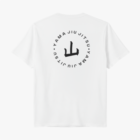 Camiseta com estampa frontal de texto "YAMA JIU JITSU" e estampa traseira de símbolo estilizado rodeado pelas palavras "YAMA JIU JITSU".