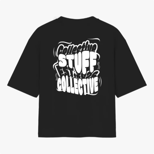 Camiseta com estampa traseira de texto estilizado em camadas formado pela palavra “COLLECTIVE” acima, “STUFF” em destaque central, e “COLLECTIVE” abaixo.