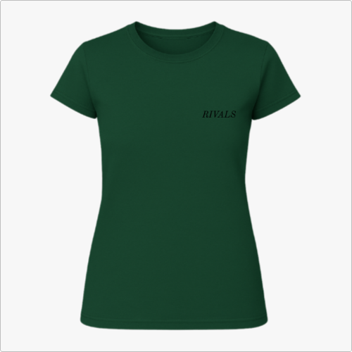 Camiseta com estampa frontal de texto minimalista "RIVALS" no lado esquerdo do peito e estampa traseira de carros de corrida com sobreposição de textos.