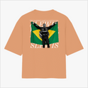 Camiseta com estampa frontal de número '44' no lado esquerdo superior e estampa traseira de pessoa segurando bandeira brasileira e textos em destaque.