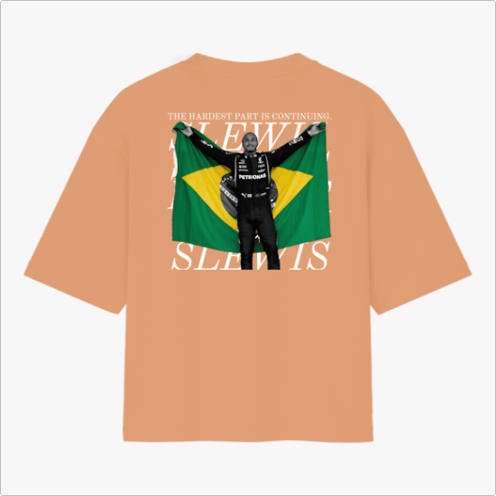 Camiseta com estampa frontal de número '44' no lado esquerdo superior e estampa traseira de pessoa segurando bandeira brasileira e textos em destaque.