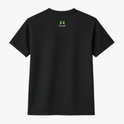 Camiseta com estampa frontal de tipografia circular em torno de um tênis, dizendo "Running Club", e estampa traseira de logotipo geométrico com texto.