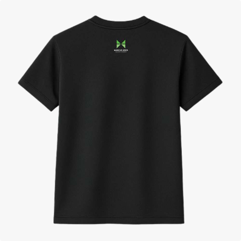 Camiseta com estampa frontal de tipografia circular em torno de um tênis, dizendo "Running Club", e estampa traseira de logotipo geométrico com texto.
