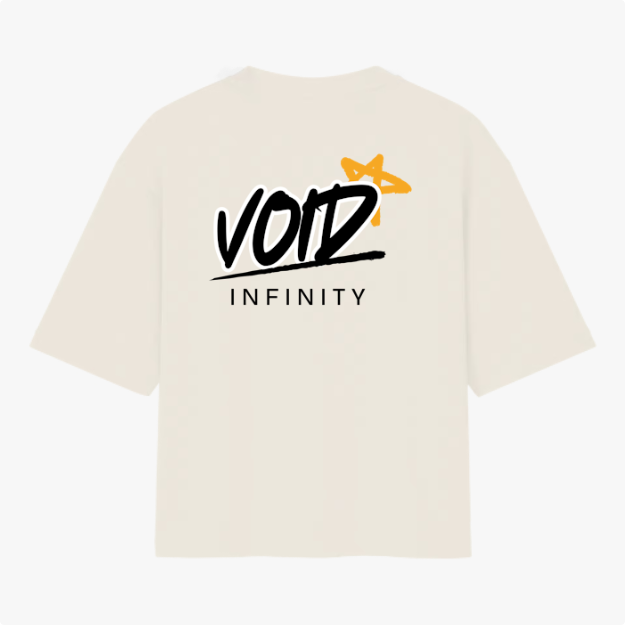Camiseta com estampa traseira de texto "VOID" em estilo gráfico, estrela laranja estilizada no canto superior direito e palavra "INFINITY" logo abaixo.