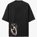 Camiseta com estampa frontal de coroa de espinhos detalhada e estampa traseira de figura angelical segurando uma espada, acompanhada de tipografia estilizada.