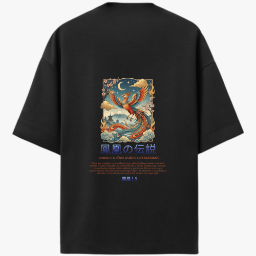 Camiseta com estampa frontal de coroa estilizada e texto "A Fênix Asiática (Fenghuang)" e estampa traseira de fênix entre nuvens e chamas sob a lua.