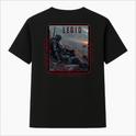 Camiseta com estampa frontal de uma mão metálica segurando uma rosa e estampa traseira de um guerreiro em armadura sobre campo de batalha, cercado por texto.
