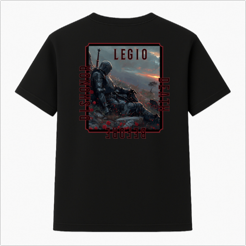 Camiseta com estampa frontal de uma mão metálica segurando uma rosa e estampa traseira de um guerreiro em armadura sobre campo de batalha, cercado por texto.