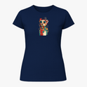 Camiseta com estampa frontal de urso estilizado usando óculos de sol com elementos geométricos e círculos sobrepostos, criando um efeito visual moderno.