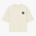 Camiseta com estampa frontal de "HOPE" em letras estilizadas e estampa traseira de ilustração vibrante: soldado com bandeira em cena de batalha épica.