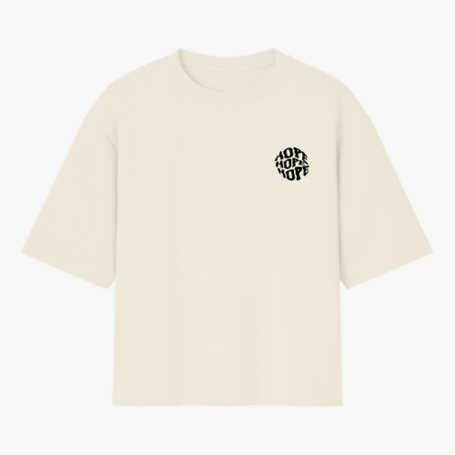 Camiseta com estampa frontal de "HOPE" em letras estilizadas e estampa traseira de ilustração vibrante: soldado com bandeira em cena de batalha épica.