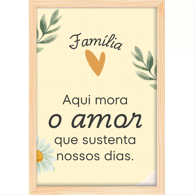 Quadro com estampa de mensagem "Família Aqui mora o amor que sustenta nossos dias" entre ramos de folhas, coração laranja e margarida.