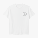 Camiseta com estampa frontal de símbolo circular minimalista com tridente e estampa traseira de guerreiro estilizado com cocar e galo sobre fundo circular.