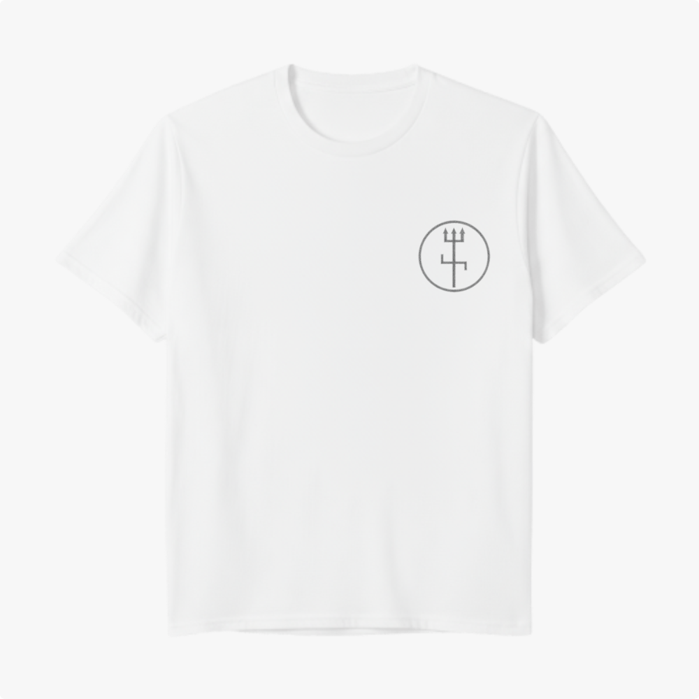 Camiseta com estampa frontal de símbolo circular minimalista com tridente e estampa traseira de guerreiro estilizado com cocar e galo sobre fundo circular.