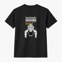Camiseta com estampa traseira de personagem musculoso estilo anime, com cabelo espetado, sob a frase "instalando músculos, por favor aguarde...".