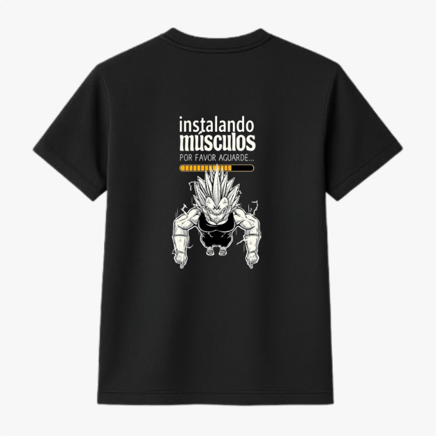 Camiseta com estampa traseira de personagem musculoso estilo anime, com cabelo espetado, sob a frase "instalando músculos, por favor aguarde...".