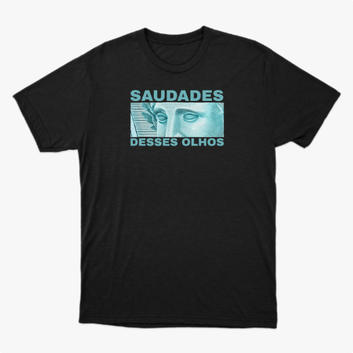 Camiseta com estampa frontal de ilustração de rosto de estátua com olhos destacados, ladeado por texto "SAUDADES DESSES OLHOS" em letras maiúsculas.