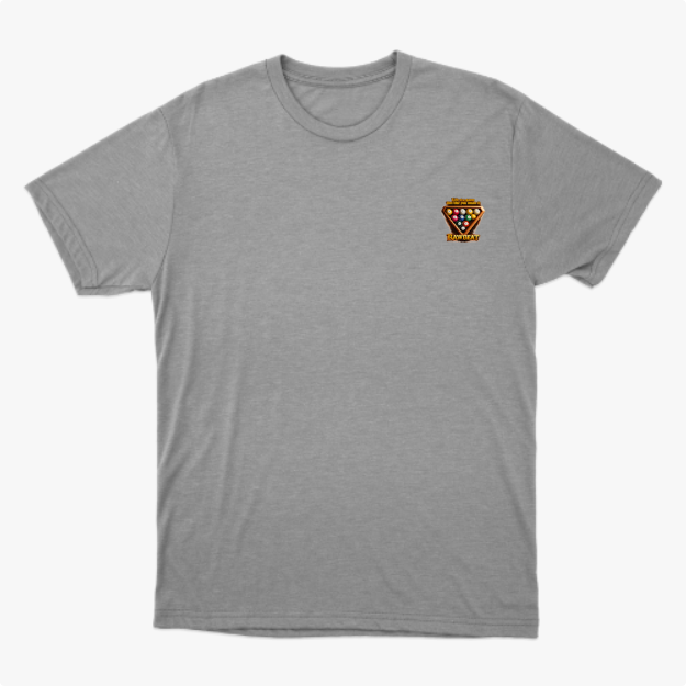 Camiseta com estampa frontal de um triângulo com bolas de bilhar e estampa traseira de triângulo com bolas de bilhar, frase motivacional e "RAWBEAT".